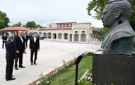 Prezidentlər İlham Əliyev və Sərdar Berdiməhəmmədov Şuşada işğal dövründə güllələnmiş büstlərə baxıblar