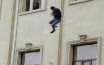 Bakıda DƏHŞƏTLİ İNTİHAR: özünü 10-cu mərtəbədən atdı