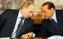 Berluskoni Putinə ad günündə yorğan üzü bağışlayıb
