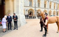 İlham Əliyevin hədiyyəsi Kraliça II Elizabetə təqdim olundu - FOTOLAR