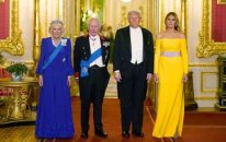 Kraliça və Melaniya geyimləri ilə Putinə mesaj verdilər