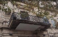 Bakıda tarixi binanın eyvanı niyə uçub? – Rəsmi