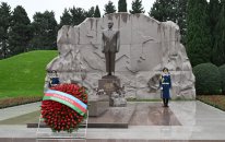 Prezident və birinci xanım Ümummilli Lider Heydər Əliyevin məzarını ziyarət ediblər