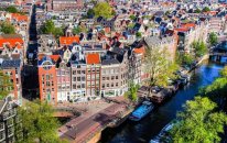 İran diplomatın çantasını müsadirə etdi – Qalmaqal