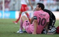 Azarkeşlər Messini yerə yıxdılar - VİDEO