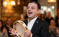 Ata Abdullayev müğənniliyə başlayır - Muğam dərslərinə yazıldı