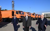 Prezident İlham Əliyev Bakıda məişət tullantıları daşıyan texnikalarla tanış olub