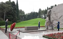 Latviya Prezidenti Ulu Öndər Heydər Əliyevin məzarını ziyarət edib