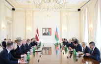 Azərbaycan və Latviya prezidentlərinin geniş tərkibdə görüşü keçirilib