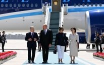 Özbəkistan Prezidenti və xanımı Prezident İlham Əliyevi və Mehriban Əliyevanı Buxarada qarşılayıblar