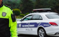 Polis yolda təhlükə ilə üzləşə biləcək uşağa kömək etdi - Video