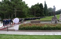 YAP-ın VIII qurultayının nümayəndələri Ulu Öndər Heydər Əliyevin məzarını ziyarət ediblər