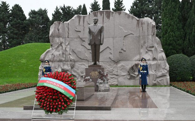 Prezident və birinci xanım Ümummilli Lider Heydər Əliyevin məzarını ziyarət ediblər