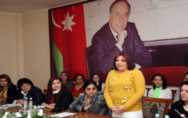 Qadınlar Şurası fəalları təbrik edib       