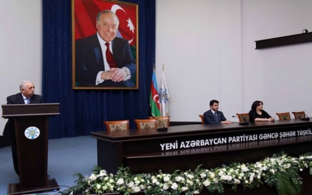 YAP-çı qadınları təbrik etdilər      Gəncədə 