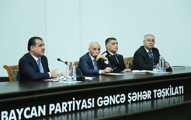 Elmar Vəliyev sakinləri qəbul edib