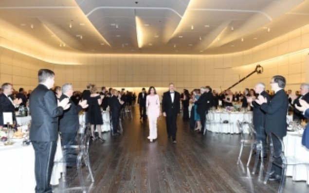 Prezident və ailəsi Heydər Əliyevlə bağlı mərasimdə