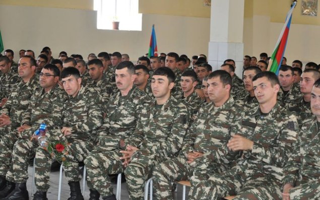 Qənirə Paşayeva ön cəbhədə əsgərlərlə görüş keçirib