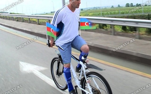 Gəncədə qeyri-adi velosipedçi  FOTO