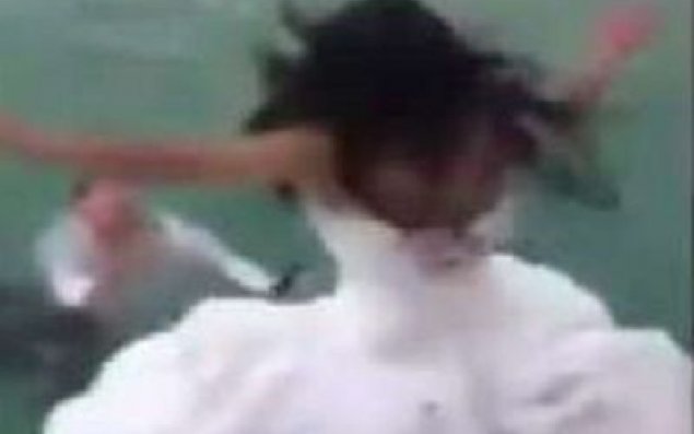 Bəyin istəyi ilə gəlin bunu da etdi  VİDEO