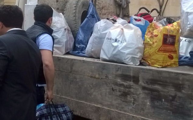 Yanmış binanın sakinləri əşyalarını evlərindən çıxarmağa başlayıblar   FOTO