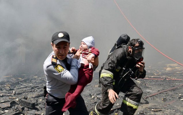 Polis bu fotosu ilə dünya mətbuatında  Bakı yanğını+Foto
