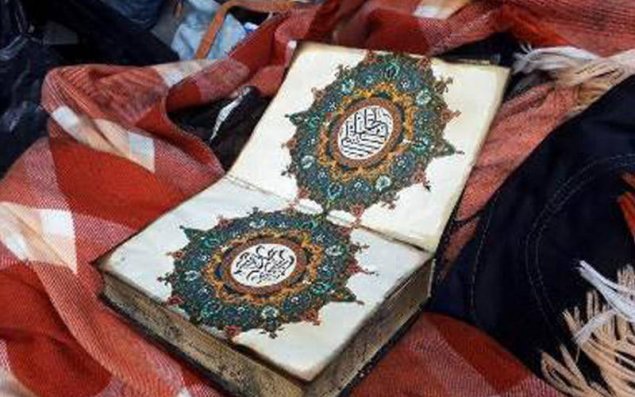 Ev kül oldu Quran yanmadı  Foto