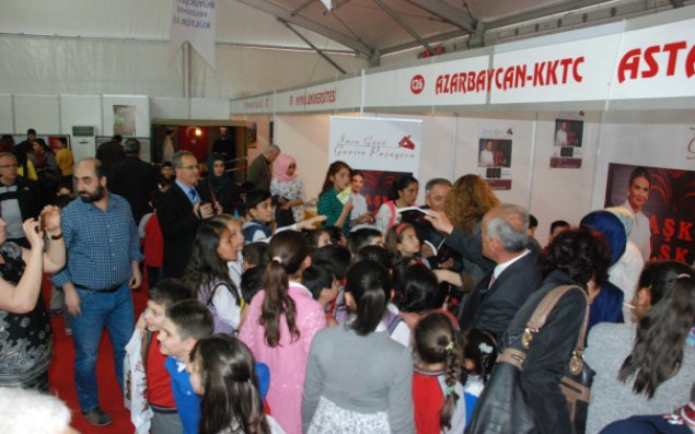 Kitabların satışından əldə edilən gəliri imkansız ailələrə bağışlayacaq  Qənirə Paşayeva