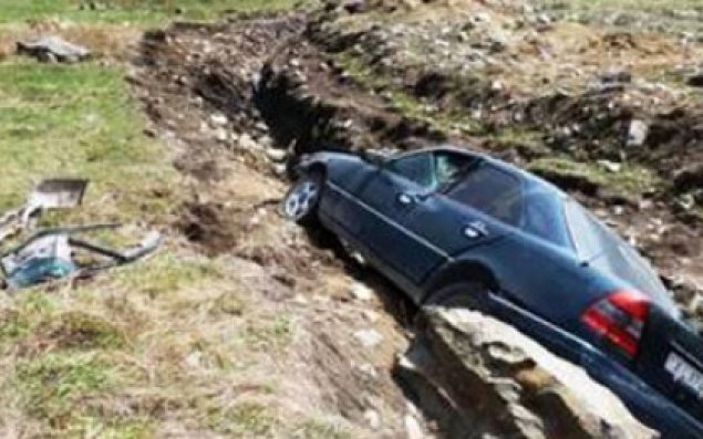 Avtomobil dərəyə aşıb  Goranboyda