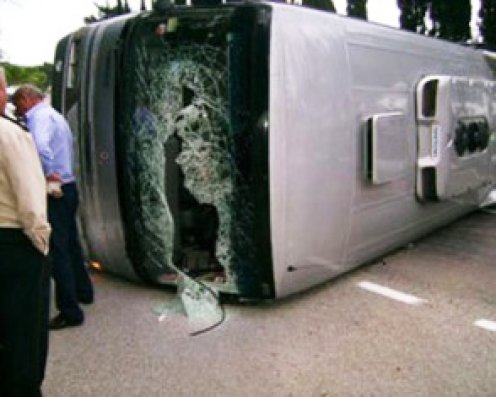 Avtobus yük maşını ilə toqquşdu:   20 ölü, 15 yaralı