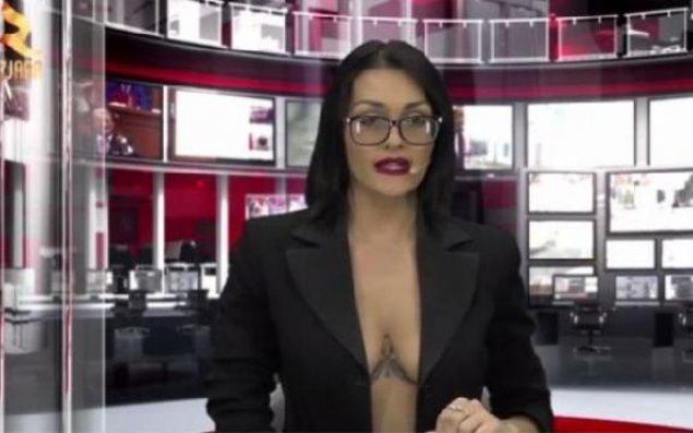 Aparıcı elə geyimdə efirə çıxdı ki, ...  - VİDEO