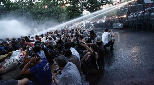 Yerevan polisi etirazçılara   hədə-qorxu gəldi