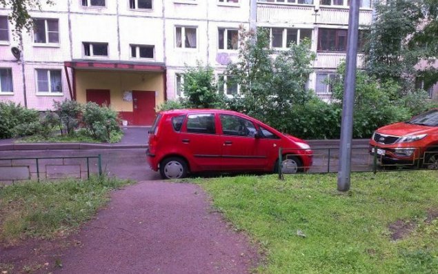 Düzgün park etmədiyinə görə avtomobili gülləyə tutuldu  FOTO