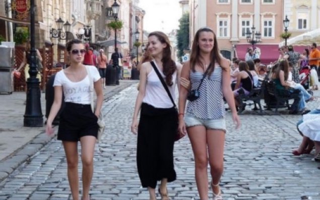 Bu şəhərdə 1 kişiyə 3 qadın düşür?   - Fotolar