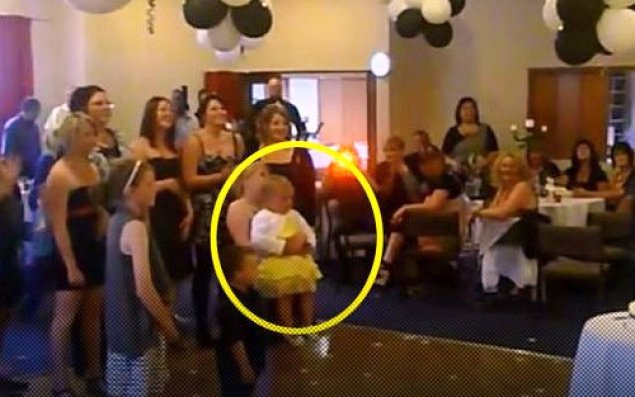 Gəlin buketini tutmaq üçün uşağından keçdi -  VİDEO