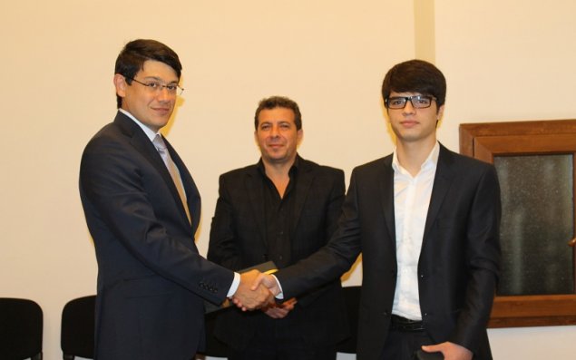 700 bal toplayan gənc deputat yerində oturdu -  FOTO