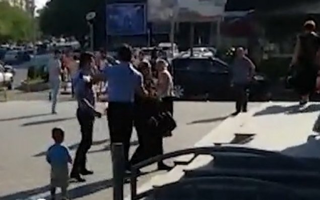 Bakıda “McDonalds”da mühafizəçi qadını döydü –   VİDEO