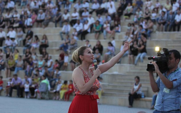 Roza Zərgərlidən sinə dekoltesi  -FOTO