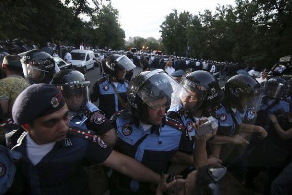 Polis İrəvanda mitinqi dağıtdı