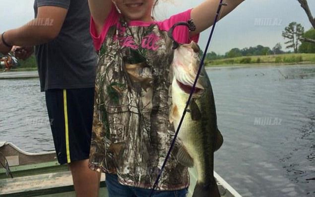 10 yaşlı qız nəhəng timsahı öldürdü   - FOTO