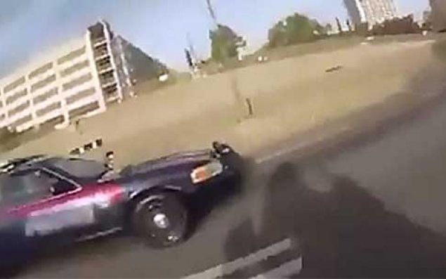 Polislə əylənib lentə aldı, izləyənlərin ürəyi ağzına gəldi  - VİDEO