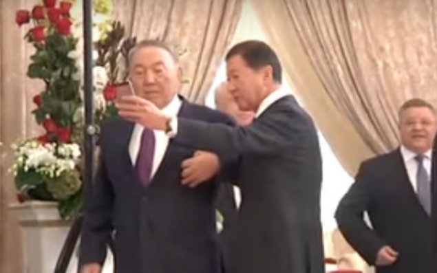 Nazarbayev milyarderi pərt etdi   – VİDEO