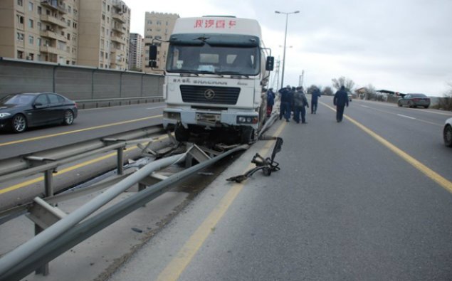 Avtomobil qəzası yol təsərrüfatına 13 min ziyan vurdu
