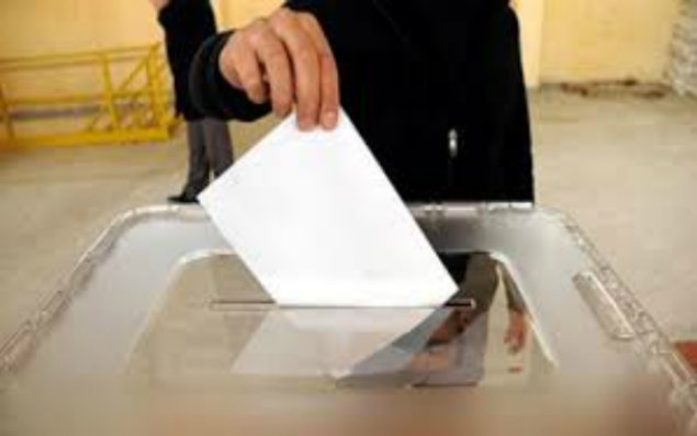 Ermənistanda partiya lideri referendumda bülleteni cırdı