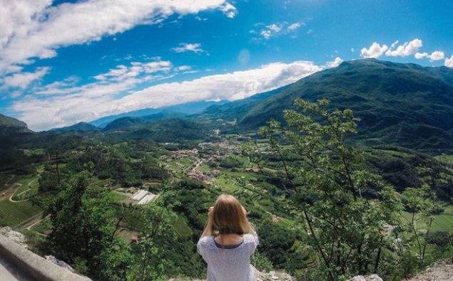 Avstriyalı turist Hindistanda selfi çəkərkən quyuya düşdü   — VİDEO