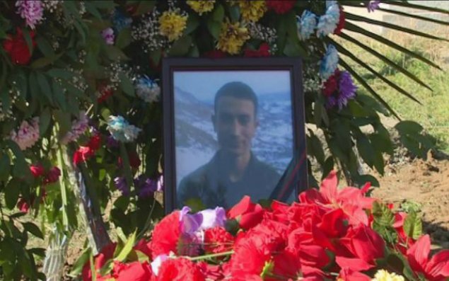 Anası şəhid oğlunun dəfnini telefonla izləyib