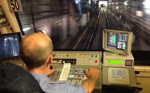 Moskva metrosunda qadını son anda xilas etdilər