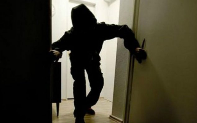 Mənzildən oğurluq etmək istəyərkən  yaxalandı