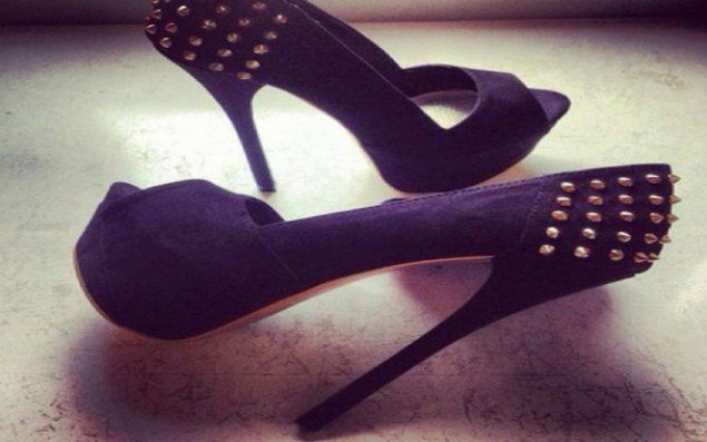 Mağazadan 2100 cüt ayaqqabı oğurlandı