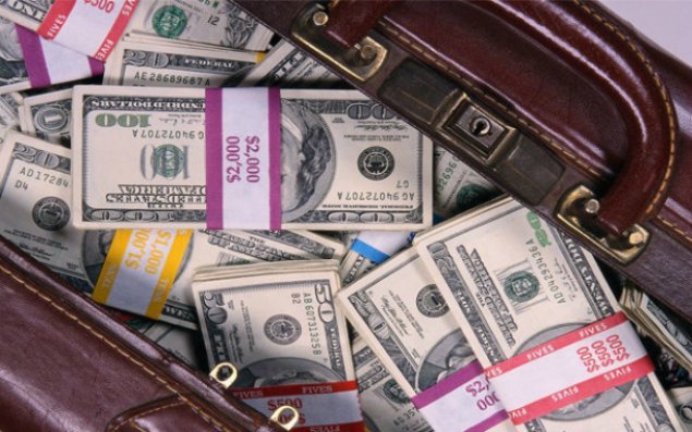 Yeznəsinin evindən 45 min dollar oğurladı